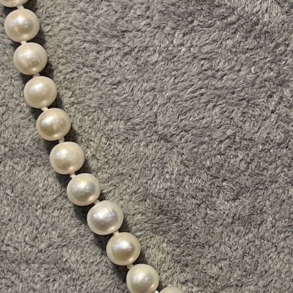 Vintage IWI White Freshwater Pearl Hand Knotted 14K Gold Clasp Necklace 17” - Picture 4 of 10